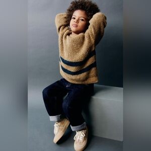 Knit sweater with round neck and long sleeves.